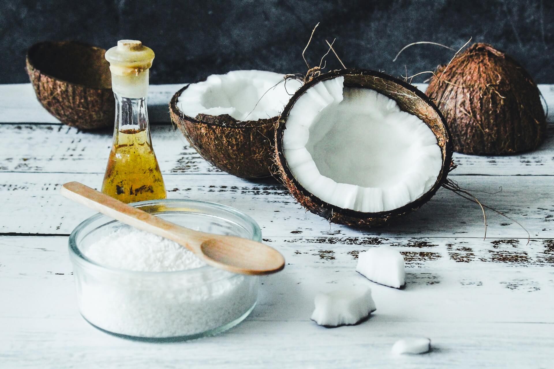 Olej kokosowy - wady, zalety, jak najlepiej go stosować