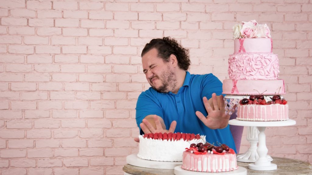 Mity dietetczne mężczyzna opiera się pokusie ciast
