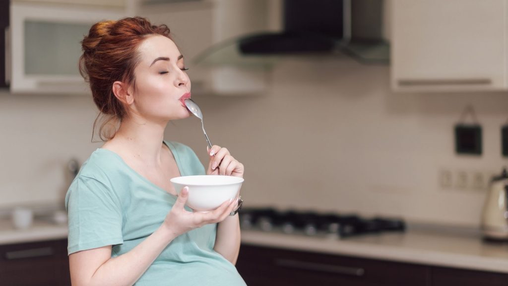 Dieta w ciąży wpływ diety matki na zdrowie dziecka kobieta w ciąży je
