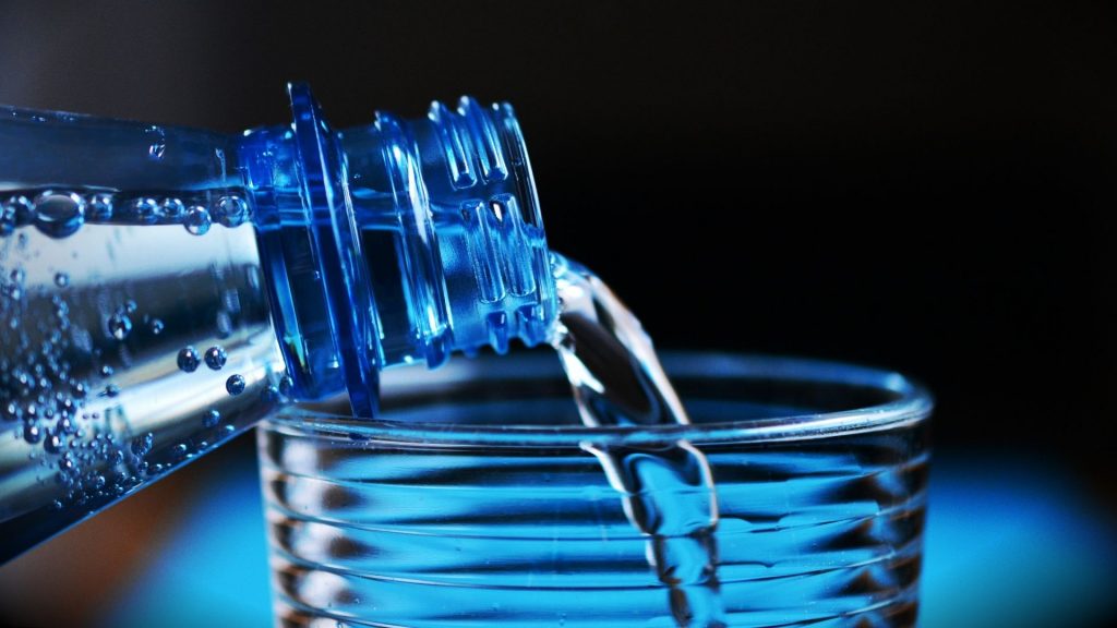 woda leje się z butelki do szklanki ile woda ma kalorii