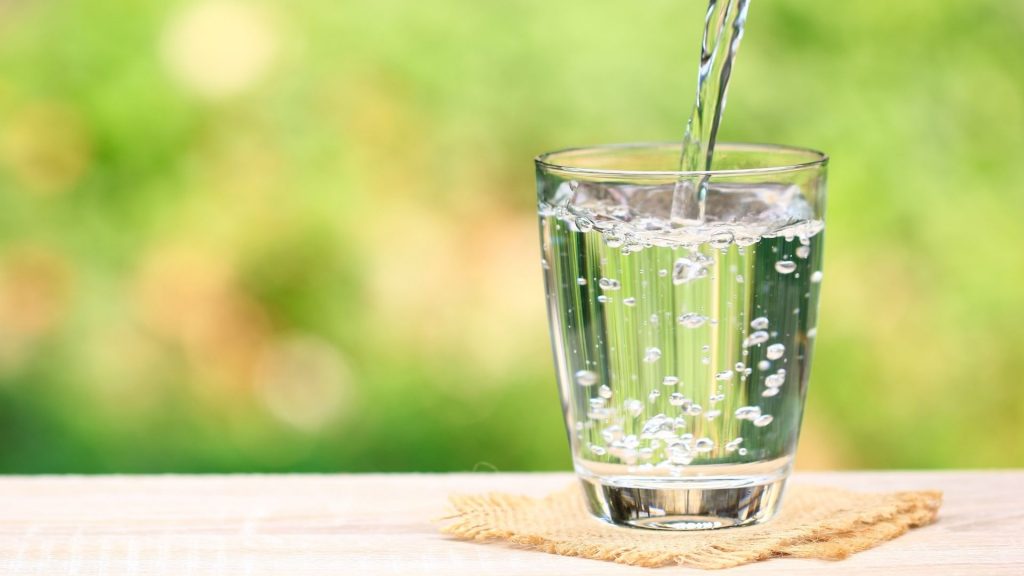 szklanka z wodą wiosna ile wody pić dziennie