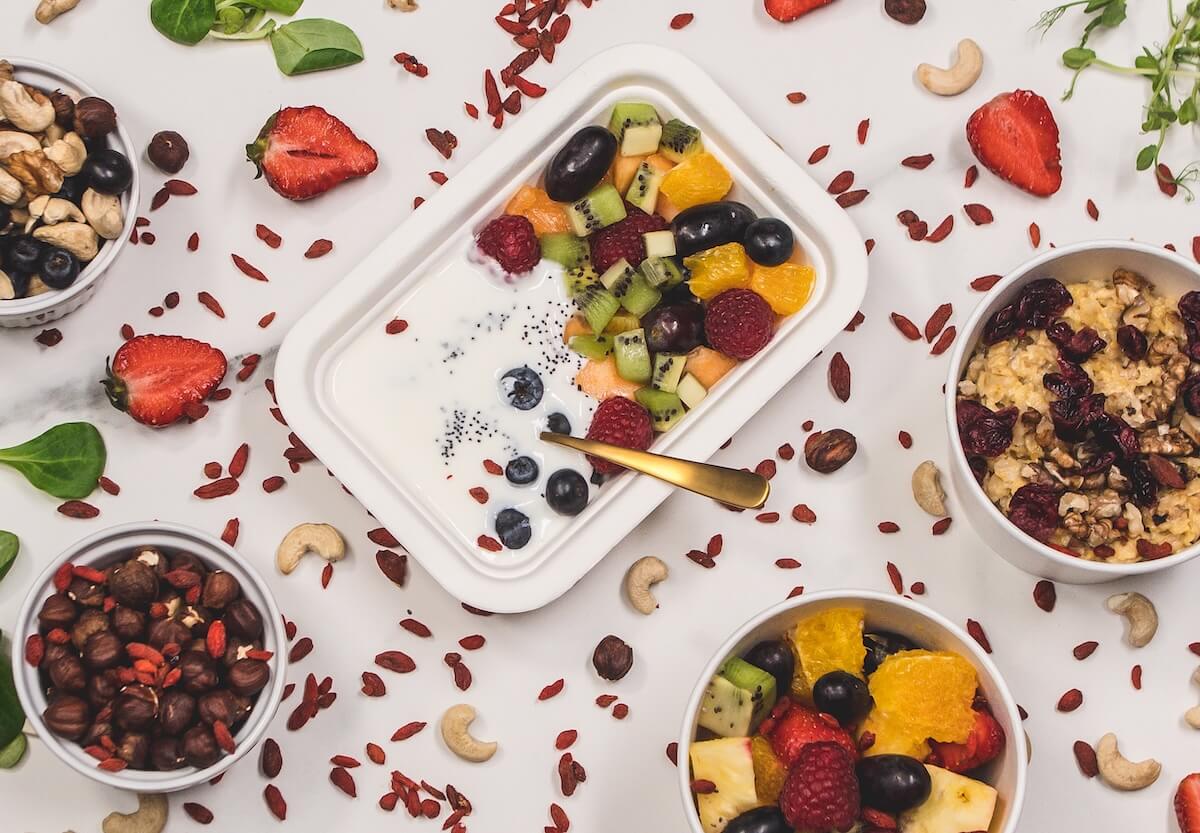 pieta pudełkowa, jogurt z owocami, owsianka i orzechy