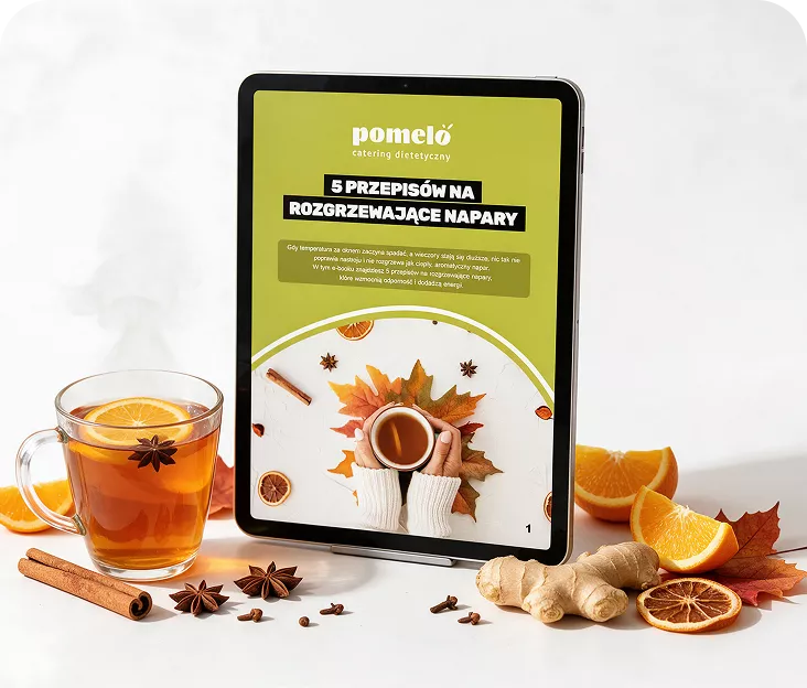 E-book Pomelo „5 przepisów na rozgrzewające napary” na tablecie, obok herbata z pomarańczą i przyprawy