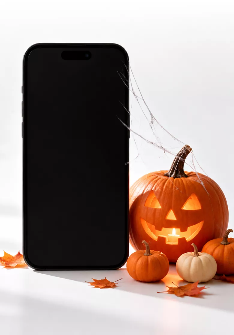 Telefon z filmem Pomelo i halloweenowe dynie